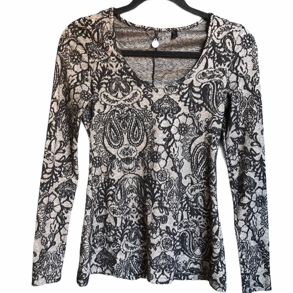 🌹SALE🌹 BKE BOUTIQUE 🌺 Black & Gray Sweater